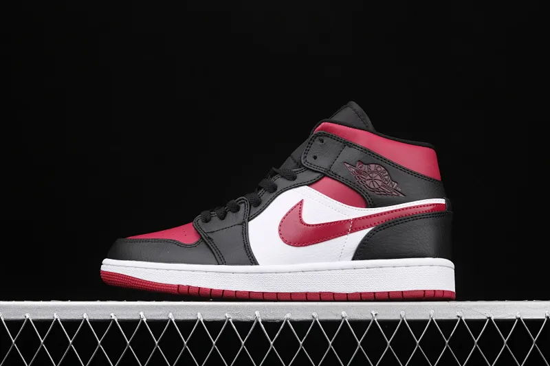 All categories Air Jordan Jordan series basketball shoes Air Jordan 1 Mid Air Jordan 1 Mid AJ1 Joe 1 black and red toe Zhongbang series basketball shoes 554724-066